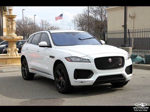 Used 2018 Jaguar F-PACE S image 3