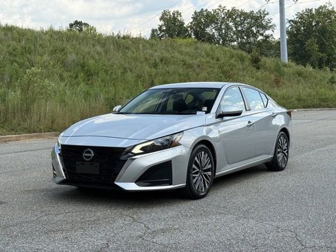 Used 2023 Nissan Altima 2.5 SV image 1