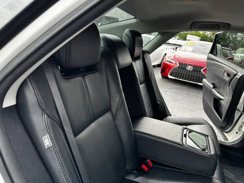 Used 2013 Toyota Avalon Limited w/ Technology Pkg FWD image 16