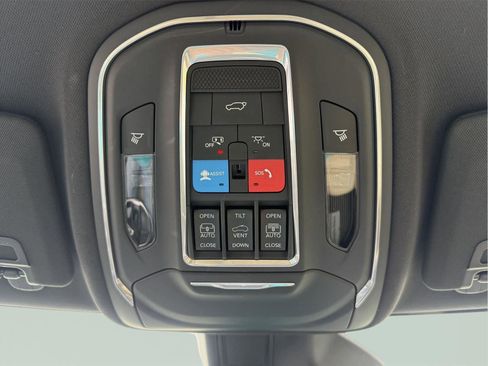 Used 2024 Jeep Grand Cherokee Limited AWD/4WD image 30
