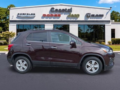 Used 2020 Chevrolet Trax LT w/ LT Convenience Package FWD image 3