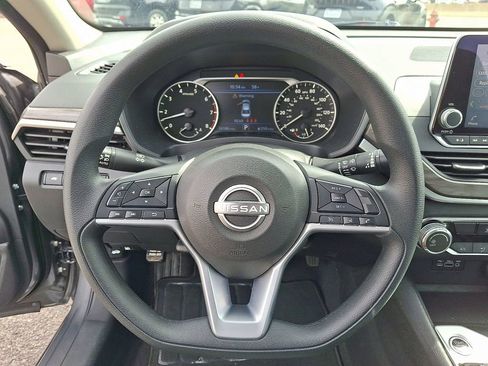 Used 2025 Nissan Altima 2.5 SV FWD image 19