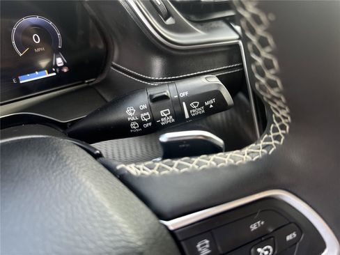 Used 2023 Jeep Grand Cherokee Altitude AWD/4WD image 23