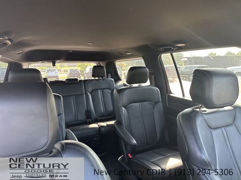 Used 2024 Jeep Wagoneer Series III AWD/4WD image 26