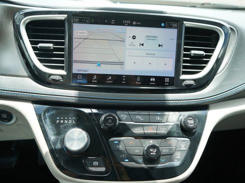 Used 2021 Chrysler Pacifica Touring-L FWD image 10