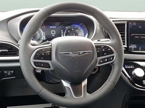 Used 2026 Chrysler Pacifica Select FWD image 11