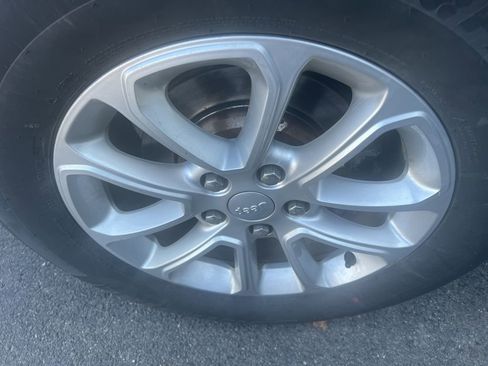 Used 2021 Jeep Grand Cherokee Laredo image 4