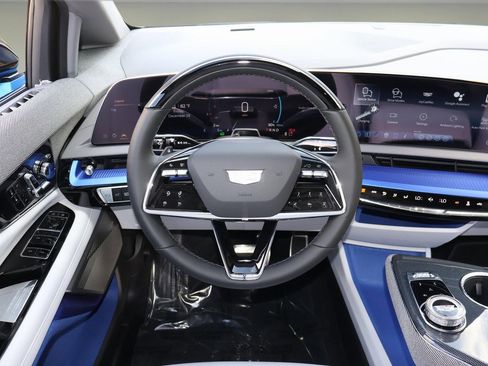 New 2026 Cadillac Optiq Luxury 1 image 16