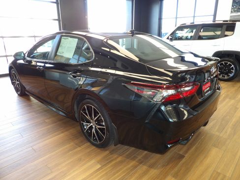 Used 2024 Toyota Camry SE image 9