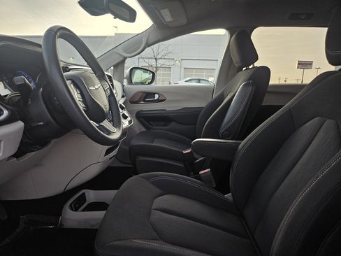 Used 2023 Chrysler Voyager LX image 11