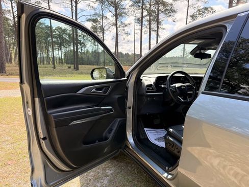Used 2025 Chevrolet Traverse LT image 13