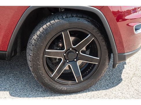 Used 2018 Jeep Grand Cherokee Laredo AWD/4WD image 28