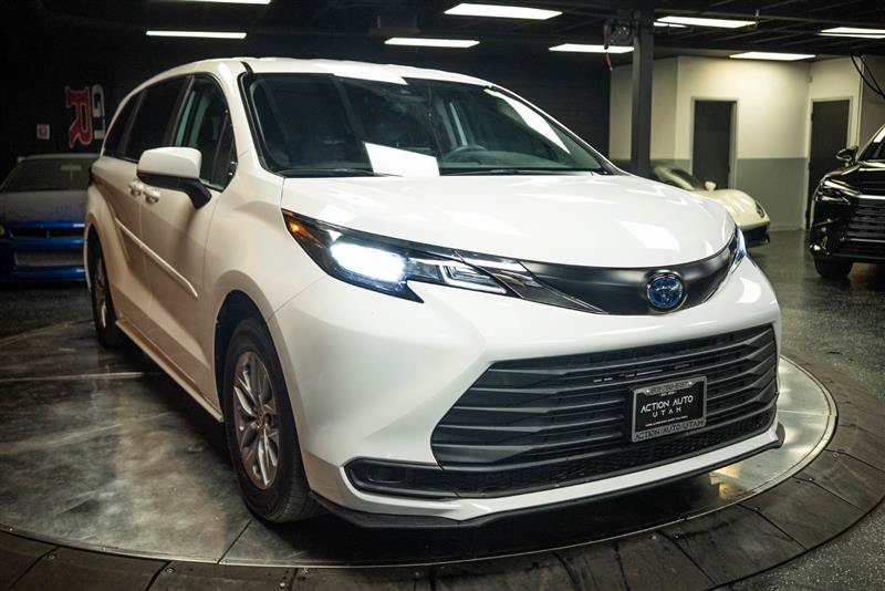 Used 2024 Toyota Sienna LE AWD/4WD image 5
