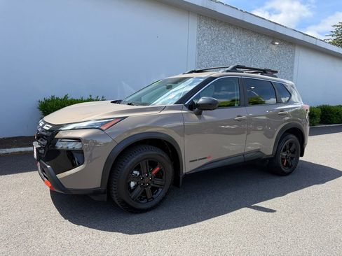 Used 2025 Nissan Rogue SV AWD/4WD image 2