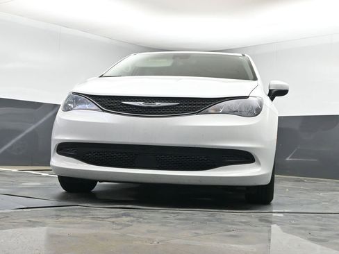 Used 2023 Chrysler Voyager LX image 23