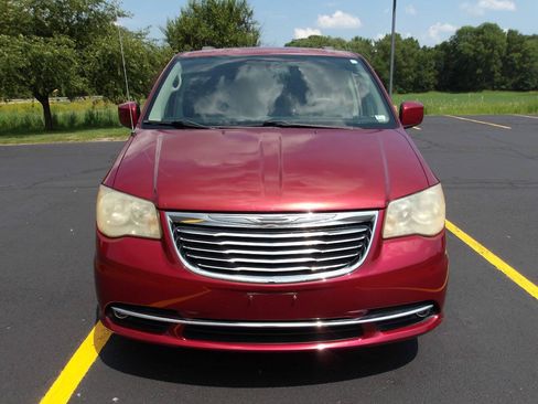 Used 2011 Chrysler Town & Country Touring FWD image 3
