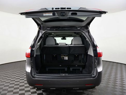 Used 2018 Toyota Sienna Limited image 15