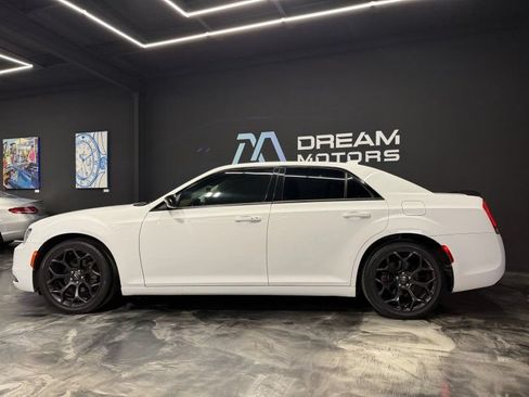Used 2019 Chrysler 300 Touring w/ Sport Appearance Package RWD image 8