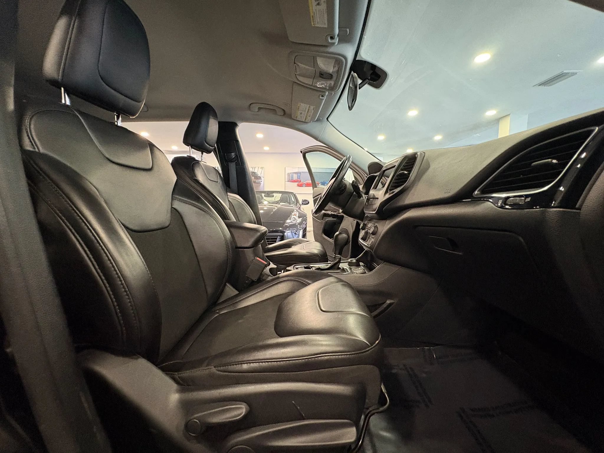 Used 2020 Jeep Cherokee Latitude Plus AWD/4WD image 14