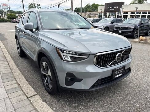 Used 2025 Volvo XC40 B5 Plus AWD/4WD image 7