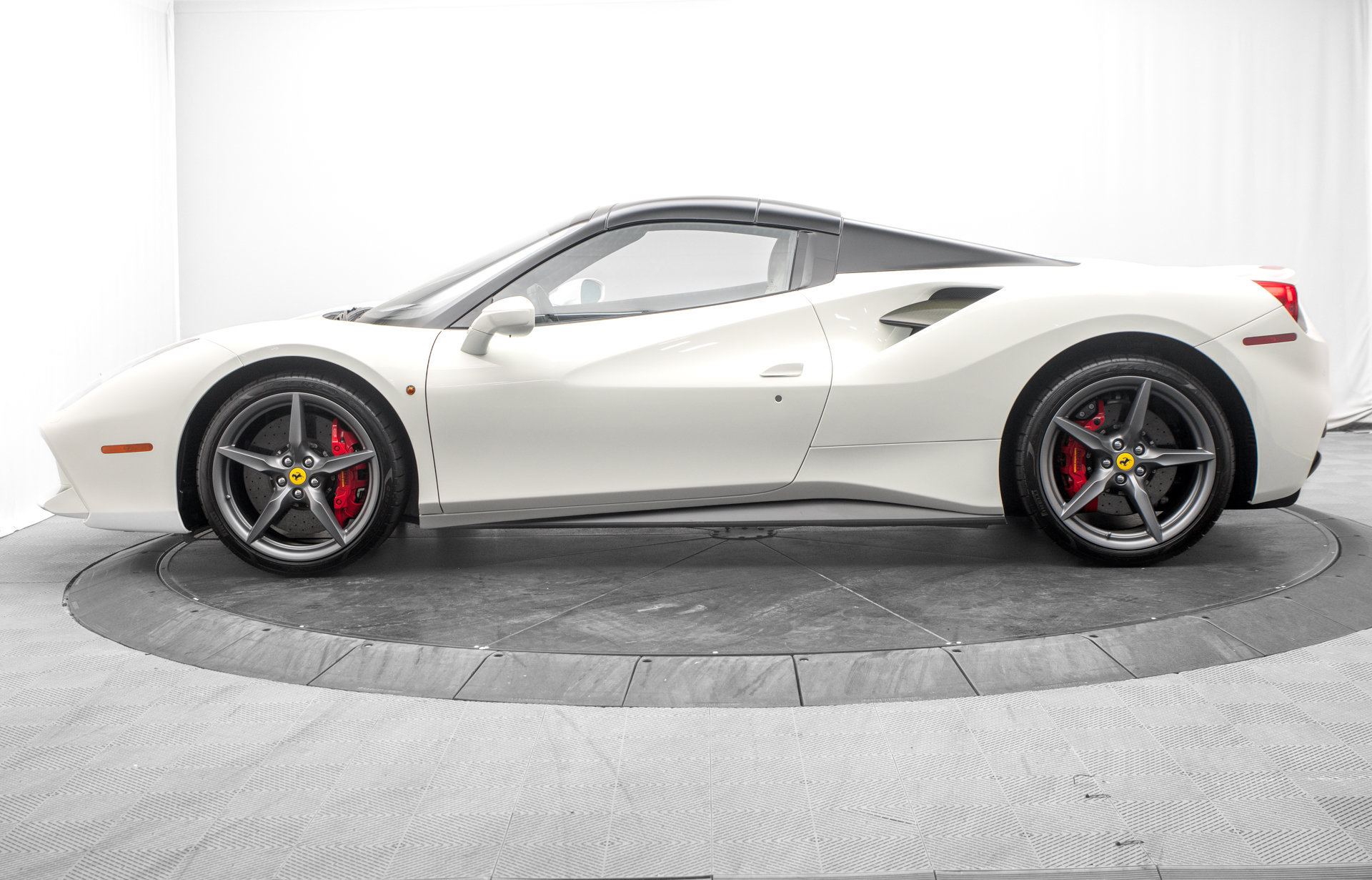 Used 2018 Ferrari 488 Spider RWD image 13