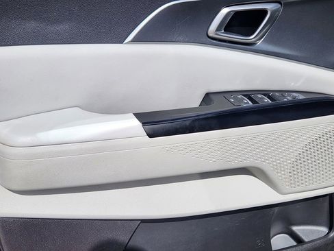 Certified 2023 Kia Carnival LX image 8