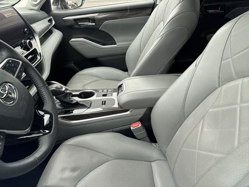 Used 2024 Toyota Highlander Platinum image 10