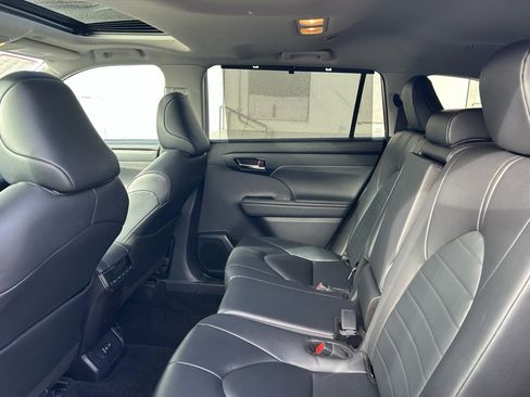 Certified 2024 Toyota Highlander XLE image 12
