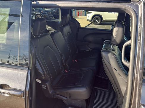 Used 2020 Chrysler Pacifica Touring-L Plus w/ S Appearance Package image 32