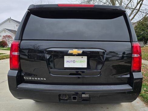 Used 2015 Chevrolet Suburban LT image 8