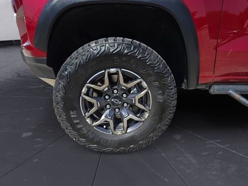 Used 2025 Chevrolet Colorado ZR2 w/ Technology Package AWD/4WD image 14