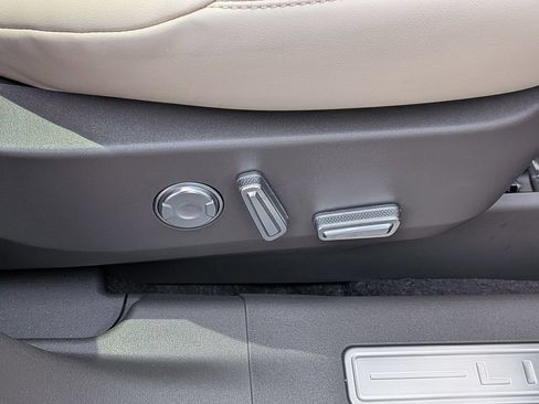 Used 2025 Lincoln Nautilus Reserve AWD/4WD image 35