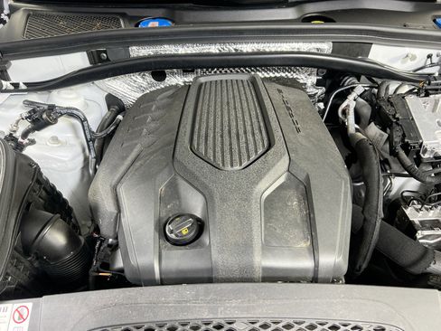 Used 2024 Porsche Macan AWD/4WD image 31
