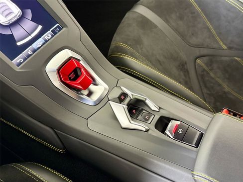 Used 2022 Lamborghini Huracan EVO RWD image 23