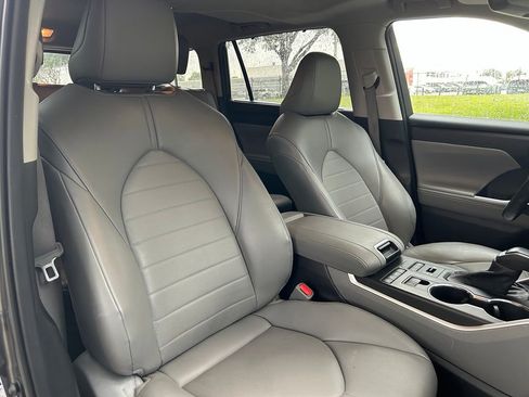 Used 2022 Toyota Highlander XLE AWD/4WD image 16