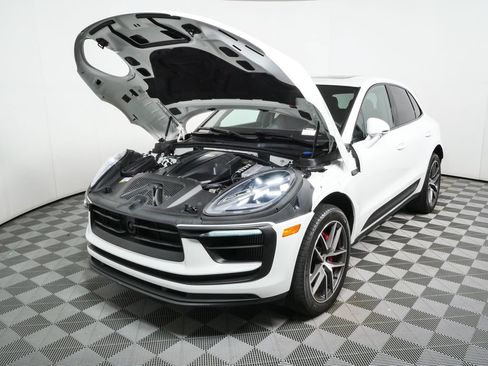Certified 2023 Porsche Macan S AWD/4WD image 39