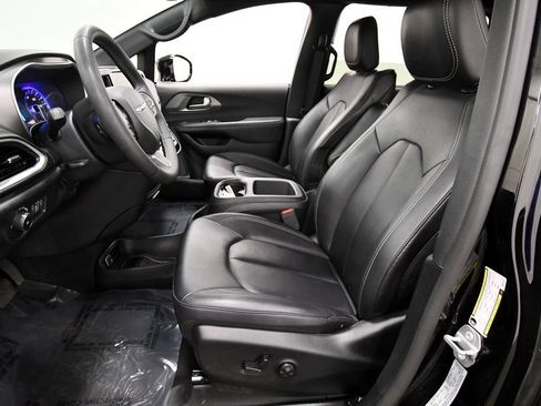 Used 2025 Chrysler Pacifica Select FWD image 14