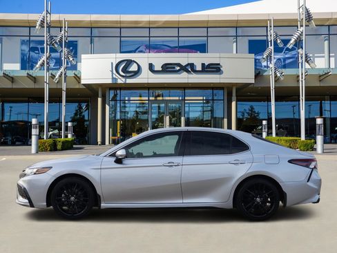 Used 2023 Toyota Camry XSE image 3