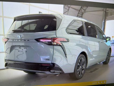 Used 2025 Toyota Sienna XSE FWD image 5