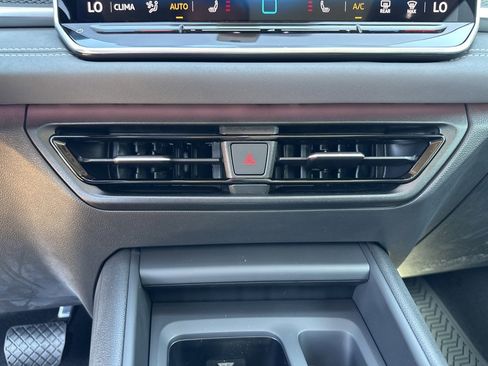 New 2025 Volkswagen Tiguan SE image 19