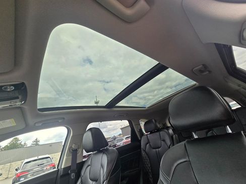 Used 2023 Kia Sorento AWD image 13