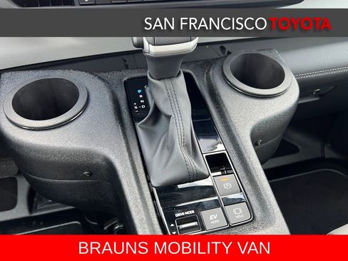 Used 2025 Toyota Sienna XLE image 35