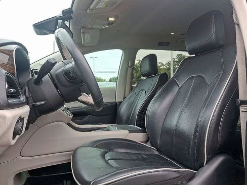 Used 2021 Chrysler Pacifica Limited w/ Premium & Safety Sphere Group FWD image 13