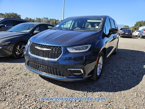 Used 2024 Chrysler Pacifica Touring-L image 2