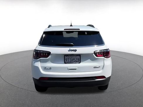 Used 2025 Jeep Compass Latitude AWD/4WD image 8