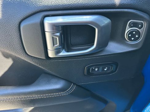 Used 2023 Jeep Gladiator Overland AWD/4WD image 13