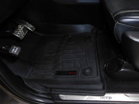 Used 2017 Jeep Grand Cherokee Overland image 34