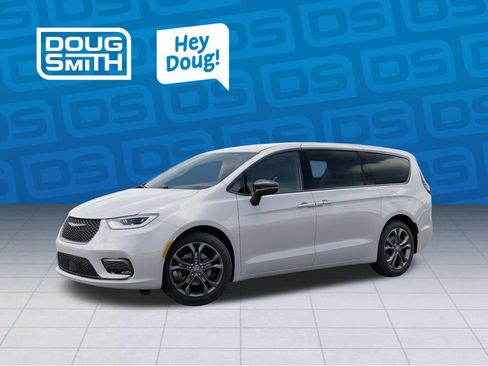New 2026 Chrysler Pacifica Select image 2