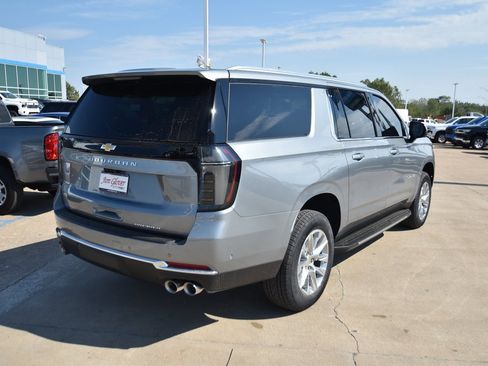 New 2026 Chevrolet Suburban Premier image 4