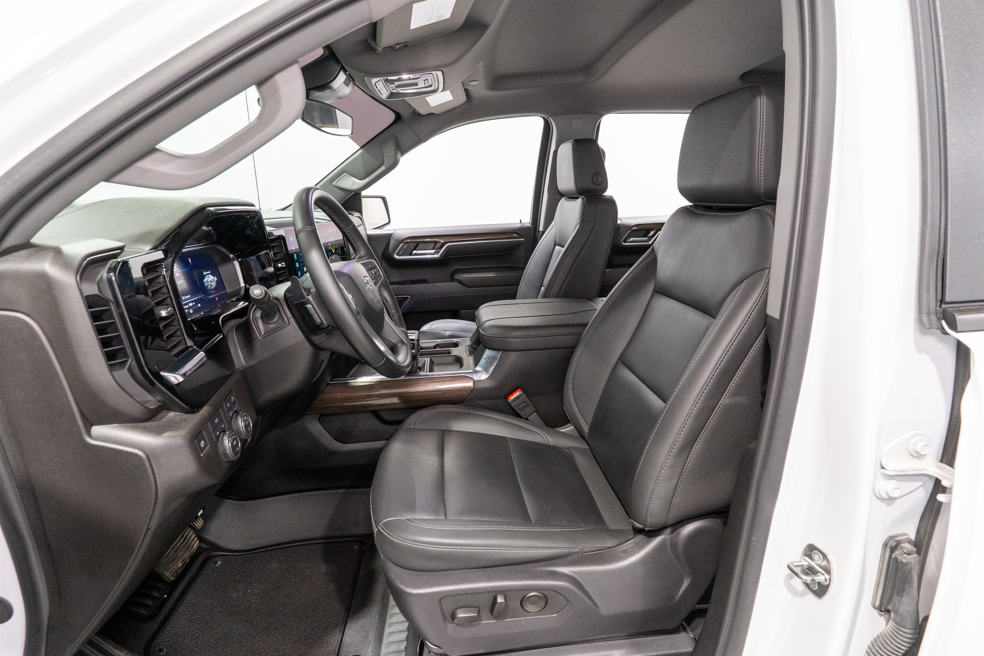Used 2024 Chevrolet Silverado 1500 RST AWD/4WD image 16